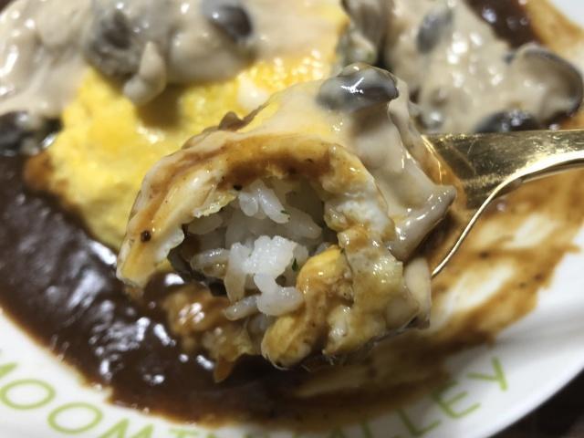 写真:「きのこのホワイトソース掛けオムカレー」をもうひとくち