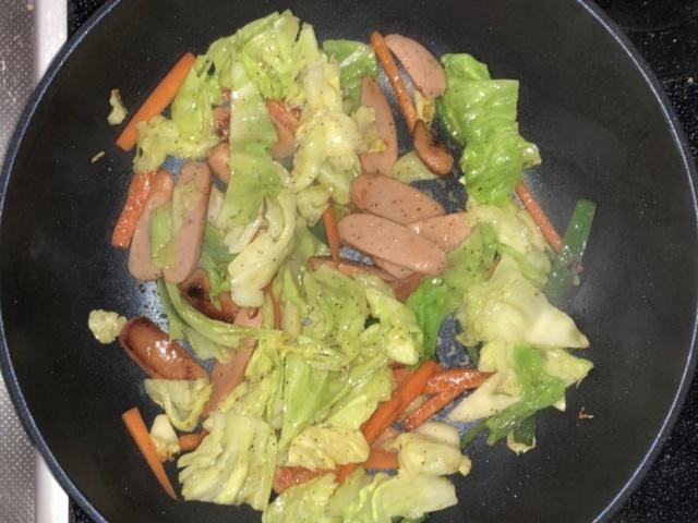 写真:具材を炒める