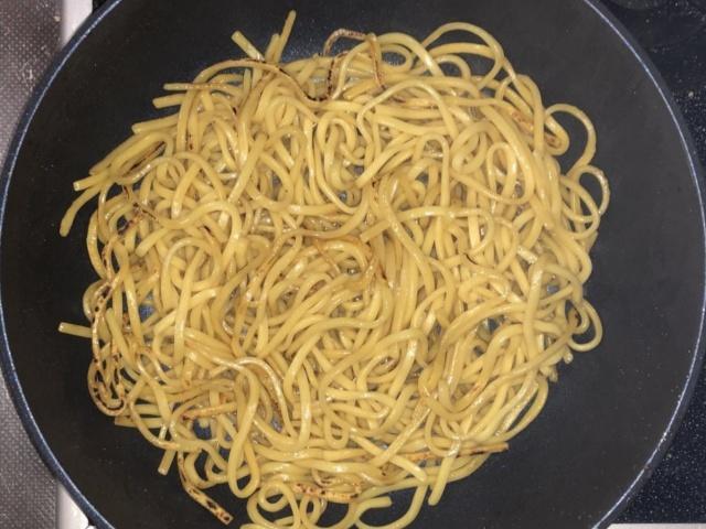 写真:焼そばを炒める