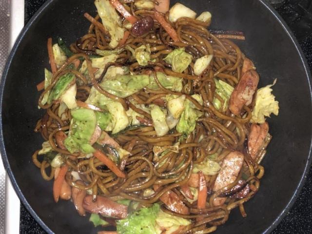 写真:ソースと具材を合わせる