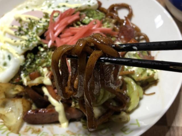 写真:「太麺焼そばSTRONG」をひとくち