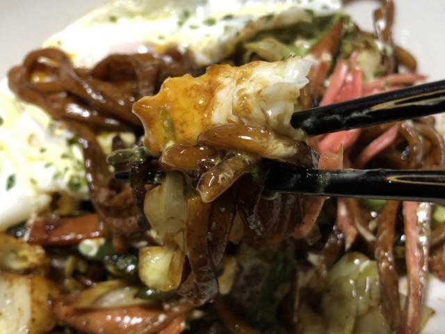 写真:「太麺焼そばSTRONG」をもうひとくち