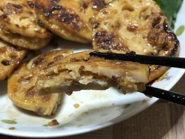 写真:「レンコン挟み焼き」をひとくち