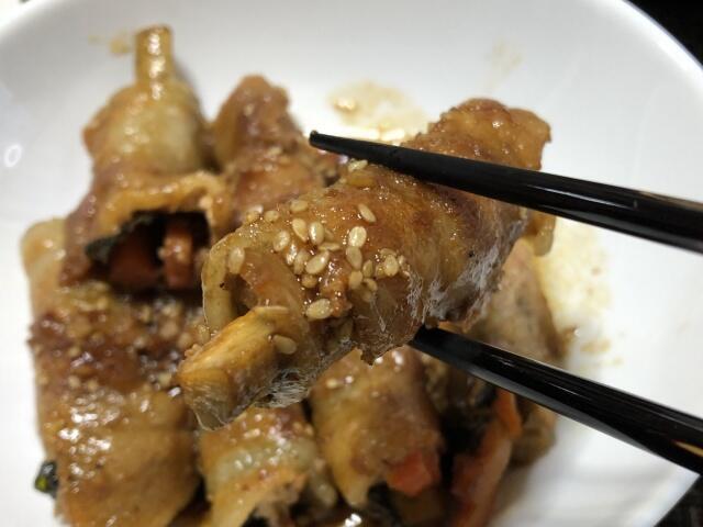 写真:「ごぼうと人参の豚バラ肉巻き」をひとくち