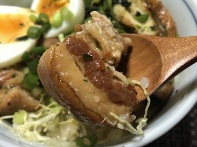 写真:「ラフティ丼」をひとくち