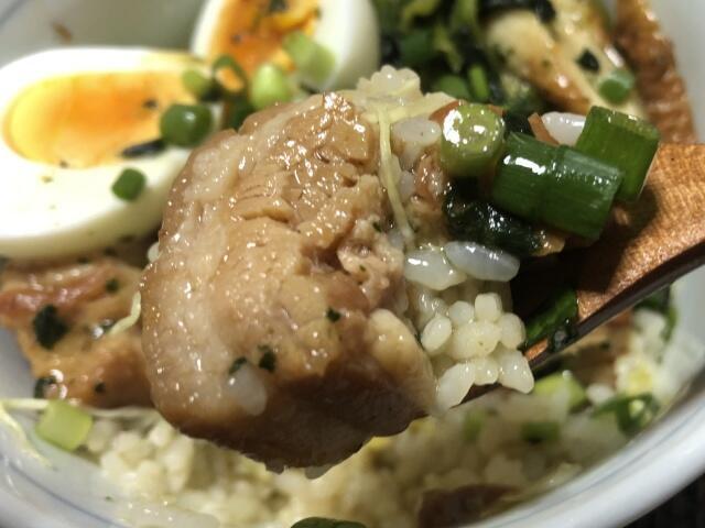 写真:「ラフティ丼」をもうひとくち