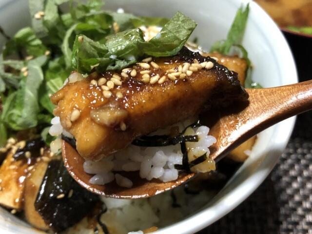 写真:「ぶりの照り焼き丼」をひとくち