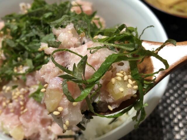 写真:「トロたく丼」をひとくち