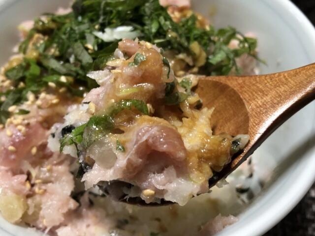 写真:「トロたく丼」をもうひとくち