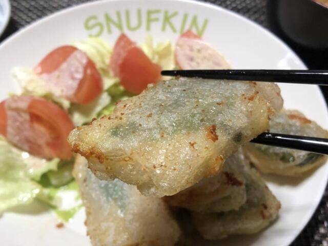 写真:「サラダチキンと明太マヨチーズの包み焼き」をひとくち