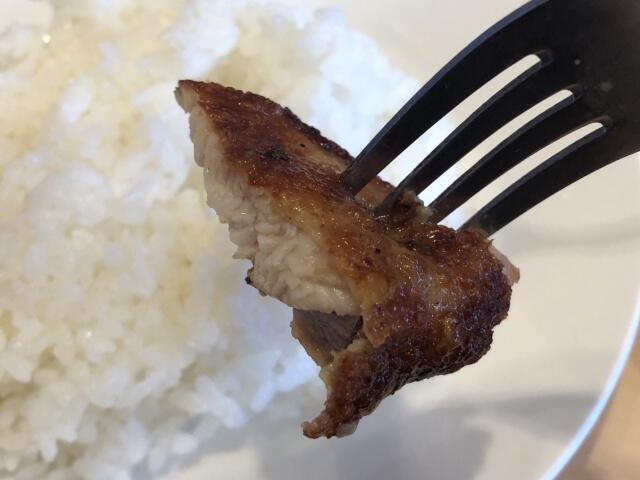 写真:「チキテキスパイス焼き」をもうひとくち