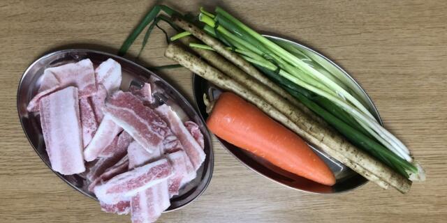 写真:「豚肉とごぼうのピリ辛炒め」の具材