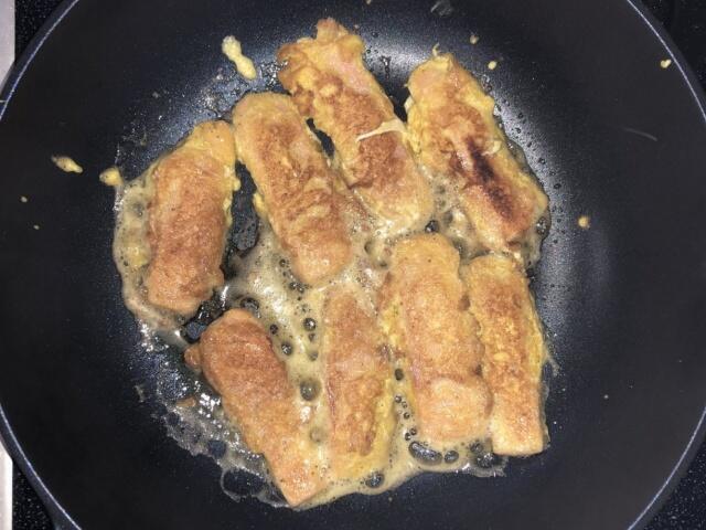 写真:魚肉ソーセージを焼く
