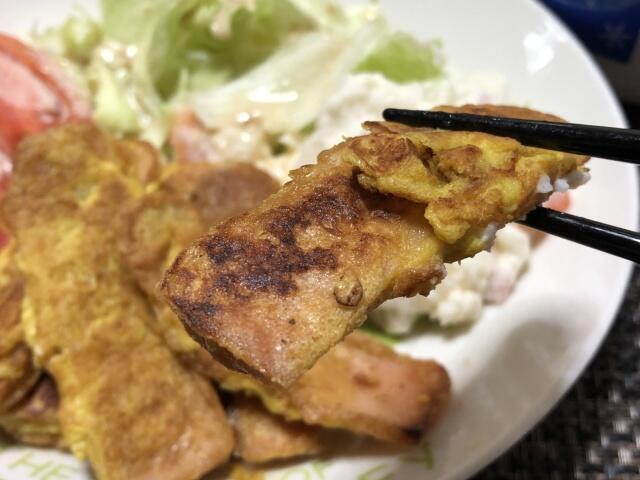 写真:「魚肉ソーセージのカレー風味ピカタ」をひとくち