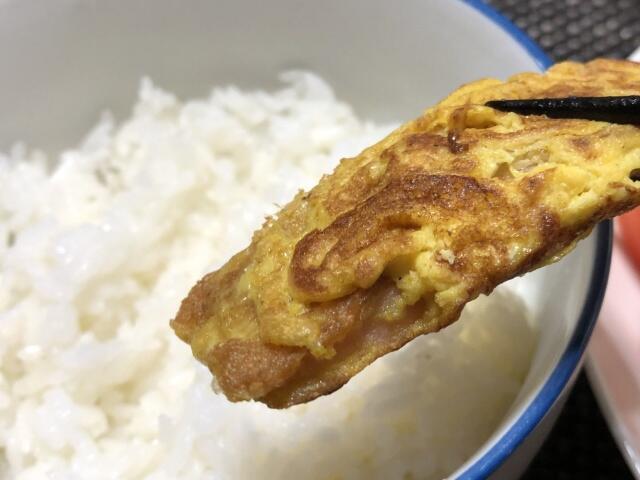 写真:「魚肉ソーセージのカレー風味ピカタ」をひとくち