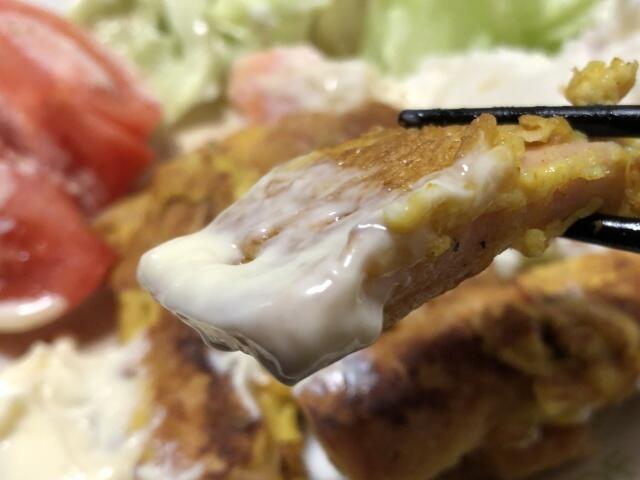 写真:「魚肉ソーセージのカレー風味ピカタ」とマヨネーズ