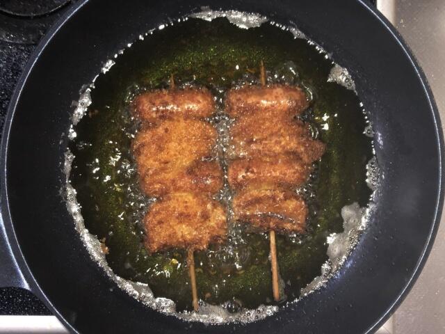 写真:フライパンで揚げ焼きにする