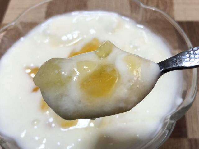 写真:「ももりんご茶」ヨーグルトをひとくち