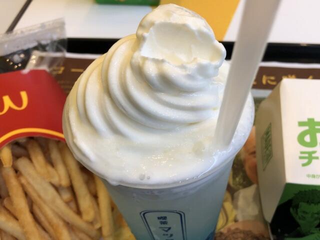 写真:「マックフロート なみ色ヨーグルト味」にストロー