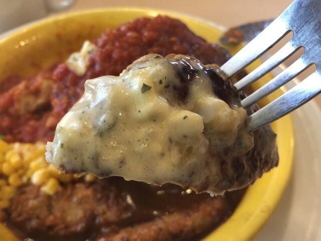 写真:「THEガストハンバーグ」タルタルソースをひとくち