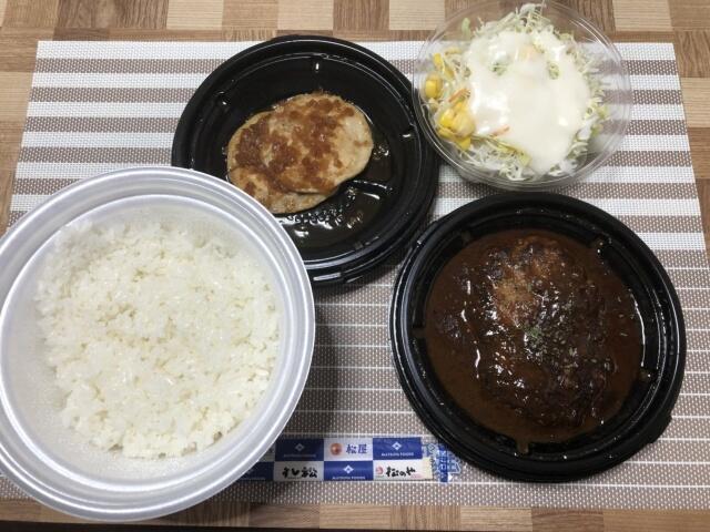 写真:「チキン盛合せデミグラスソースハンバーグ定食」