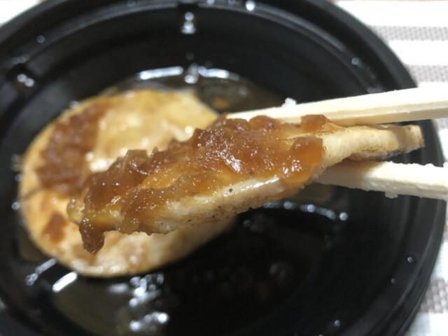 写真:チキンをひとくち