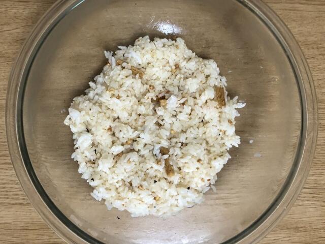 写真:ご飯にこぎつねめしを混ぜ込む