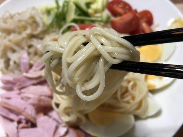 写真:「棒冷やし中華」をひとくち