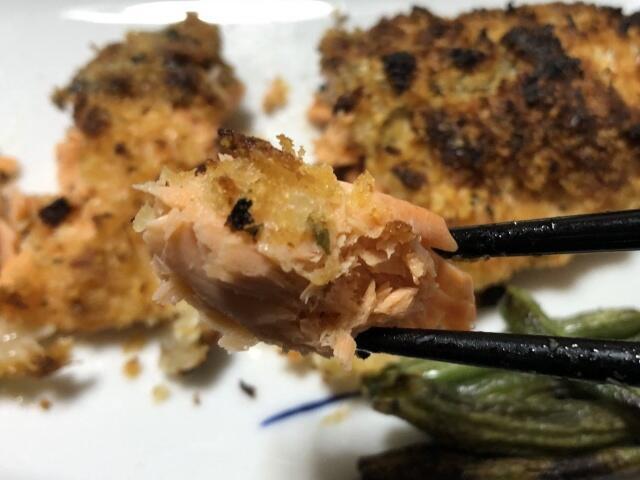 写真:「鮭のチーズパン粉焼き」をひとくち