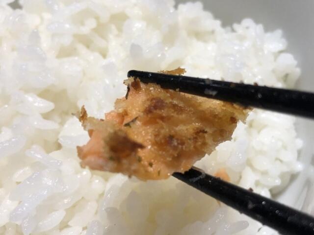 写真:「鮭のチーズパン粉焼き」をもうひとくち