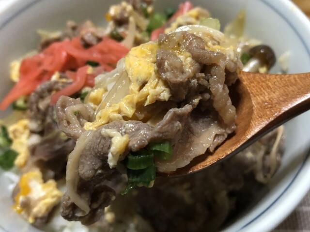 写真:「牛肉玉子丼」をひとくち