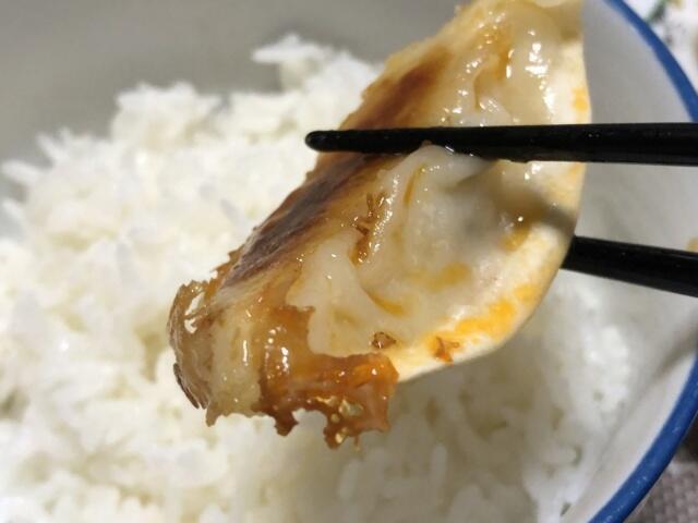 写真:「米粉でつくったギョーザ」をもうひとくち