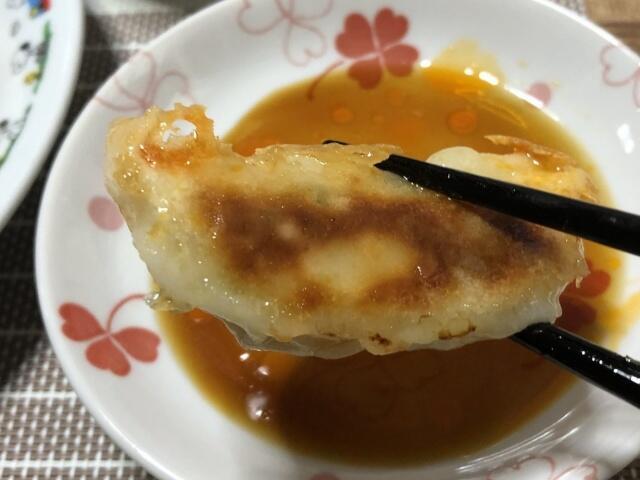 写真:「米粉でつくったギョーザ」をひとくち