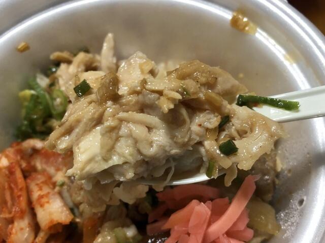 写真:「鶏肉飯」をひとくち