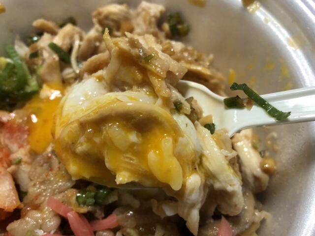 写真:「鶏肉飯」をもうひとくち