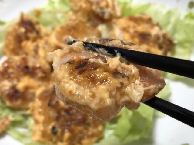 写真:「エビマヨ」をひとくち