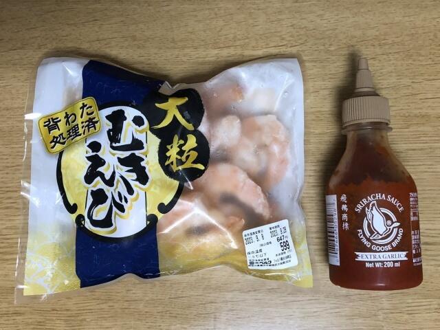 写真:冷凍むきえびとシラチャーソース