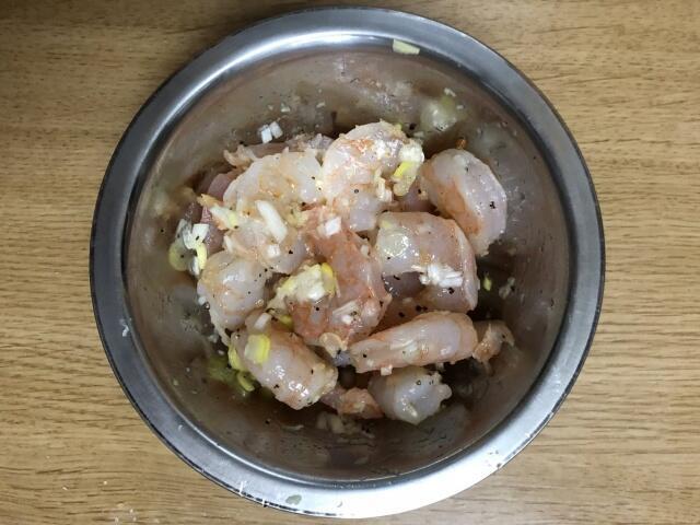 写真:「エビマヨ」に下味を付ける