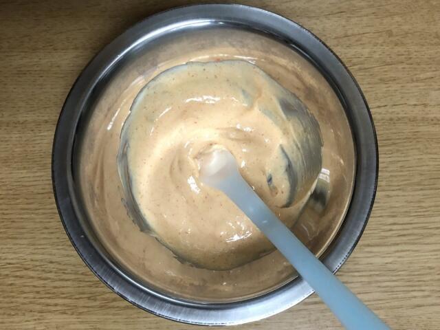 写真:「エビマヨ」のソースを作る
