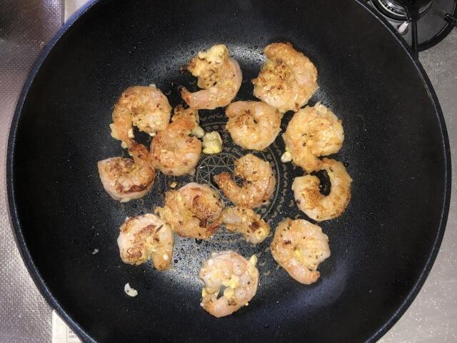 写真:むきえびを炒める