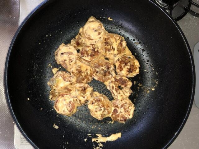 写真:ソースを絡める