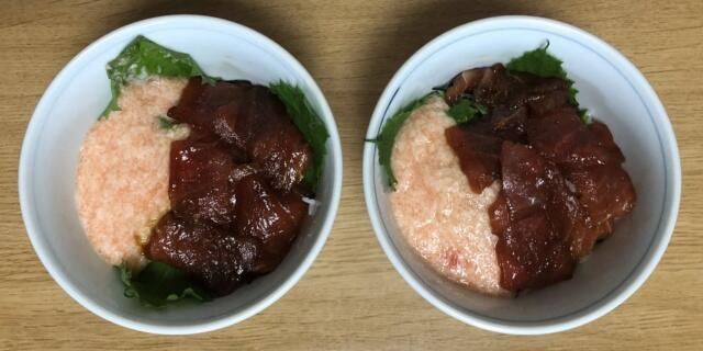写真:「明太とろろマグロ丼」の盛り付け