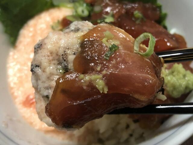 写真:「明太とろろマグロ丼」をひとくち