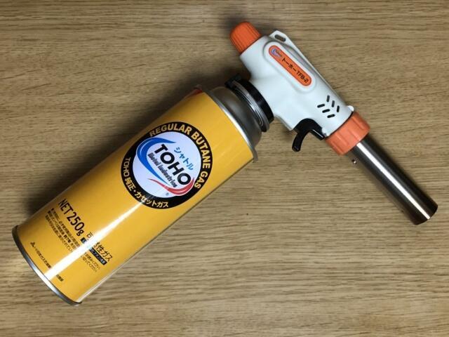 写真:「ニューツインフレームバーナー」とカセットボンベ