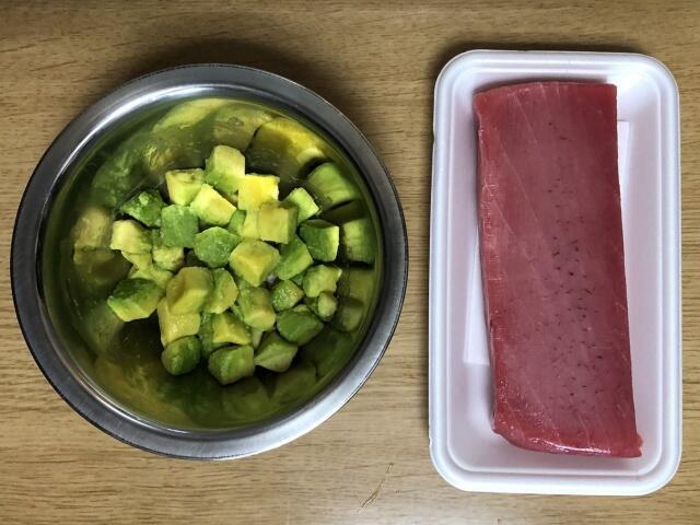 写真:「冷凍アボカドダイス」とマグロ柵