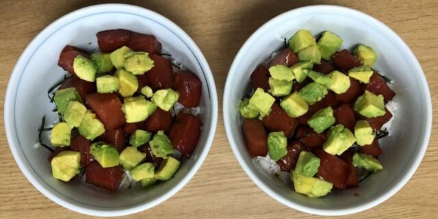 写真:「ポキ丼」を盛り付ける