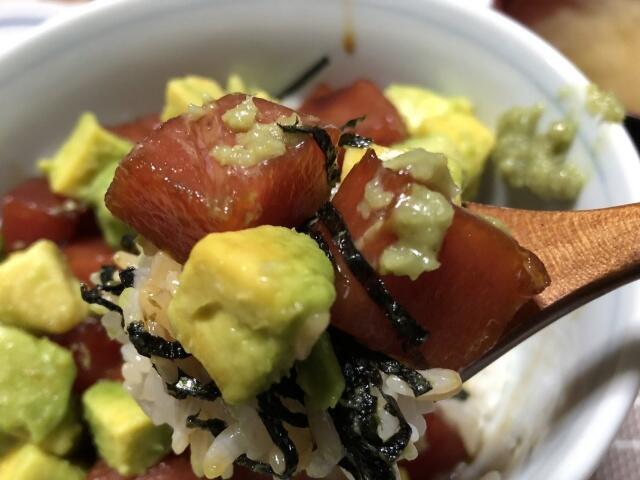 写真:「ポキ丼」をもうひとくち