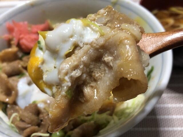 写真:「バカッタレ丼」をもうひとくち