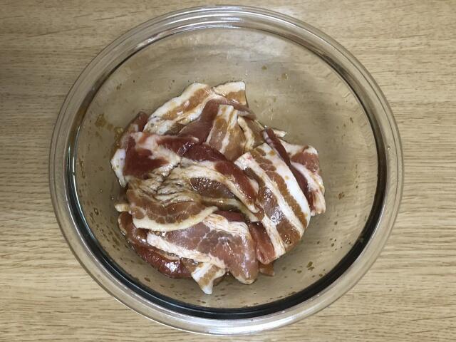 写真:豚バラ肉をタレに漬ける