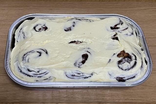 写真:コストコ「グーイーシナモンロール」パッケージをオープン